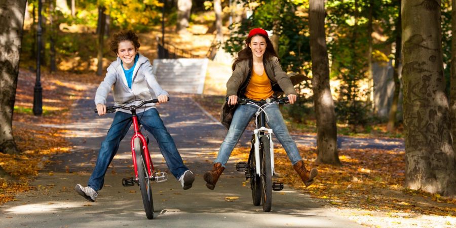 jongeren op de fietsen