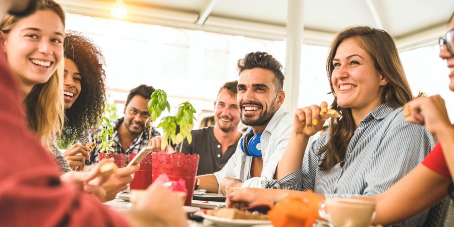 Vrienden eten en drinken samen